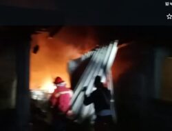 Sigap, Tim Damkar PT Timah Tbk Bantu Padamkan Kebakaran Rumah Lim Men Kho di Belinyu
