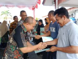 Bersama BPN, Wali Kota Molen Serahkan Sertifikat Program PTSL Di Kecamatan Bukit Intan