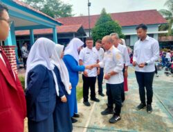 Wali Kota Molen Serahkan KTP Elektronik untuk Siswa SMK Negeri 1 Pangkalpinang