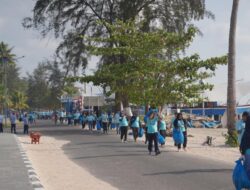 Pj Gubernur Suganda Ikut Berpartisipasi di Kegiatan Beach Cleaning Bank Indonesia