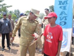 Pemprov Kepulauan Babel Serahkan Penepung dan Mesin Pencetak Pakan ke Pokdakan Batu Betumpang