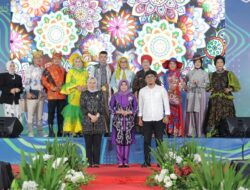 Safriati Safrizal Apresiasi Fashion Show Nuansa Batik Lokal 