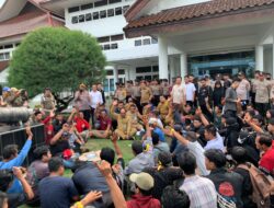 Pj Gubernur Babel Terima Ratusan Pendemo Sambil Lesehan