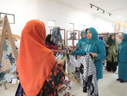 Safriati Safrizal Kunjungi Tiga Rumah Produksi UMKM di Belitung
