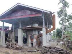 Pj Gubernur Babel Bantu Packing Produk Penyulingan Minyak Atsiri 