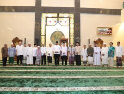 Safrizal ZA Berbuka Puasa Bersama dan Menyerahkan Langsung Santunan Kepada 20 Anak Yatim Piatu