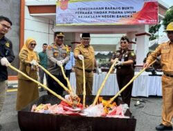 M Haris Bersama Kajari Sungaliat, Futin Helena Musnahkan Berbagai Barang Bukti 