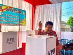 Prof. Udin dan Keluarga Gunakan Hak Pilih di TPS 03 Kelurahan Kejaksaan