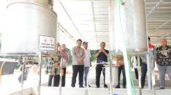 Keluarga Alumni Gadjah Mada Serahkan Alat Pengolah Sampah Plastik