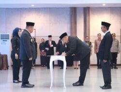 Gubernur Hidayat Arsani Lantik 8 ASN, Tekankan Integritas dan Etika dalam Bertugas
