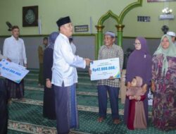 Bupati Bangka Salurkan Bantuan Ke Desa Kemuja