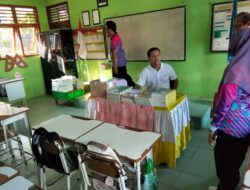 Bupati Bangka Fery Insani Meninjau Plafon Yang Rusak di SDN 6 Sungailiat