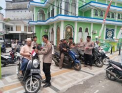 Sambut HUT ke-81 RI, Sat Binmas Polres Bangka Bagikan Bendera Merah Putih kepada Masyarakat