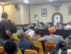 Ketua DPRD Provinsi Kepulauan Bangka Belitung, Didit Srigusjaya Menemui Para Pengunjuk Rasa Dari Almaster