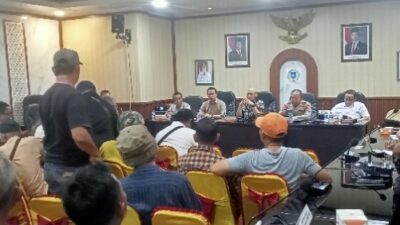 Ketua DPRD Provinsi Kepulauan Bangka Belitung, Didit Srigusjaya Menemui Para Pengunjuk Rasa Dari Almaster
