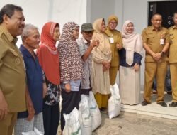 Wali Kota Pangkalpinang Bagikan Paket Beras Untuk 717 KK di Semabung Lama