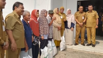 Wali Kota Pangkalpinang Bagikan Paket Beras Untuk 717 KK di Semabung Lama