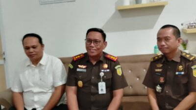 Kajari Bangka Menerima Penyerahan Tersangka dan Barang Bukti Perkara Korupsi MOT