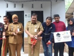 Wali Kota Pangkalpinang  Menyerahkan Bantuan Rumah Layak Huni warga Kelurahan Air Kepala Tujuh