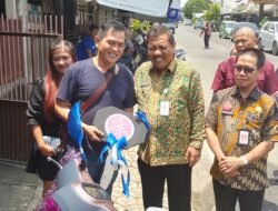 Penyerahan Satu Unit Sepeda Motor Kepada Pemenang Undian Gebyar Pajak Oleh Walikota Pangkalpinang 