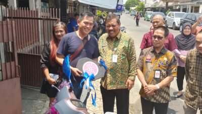 Penyerahan Satu Unit Sepeda Motor Kepada Pemenang Undian Gebyar Pajak Oleh Walikota Pangkalpinang 